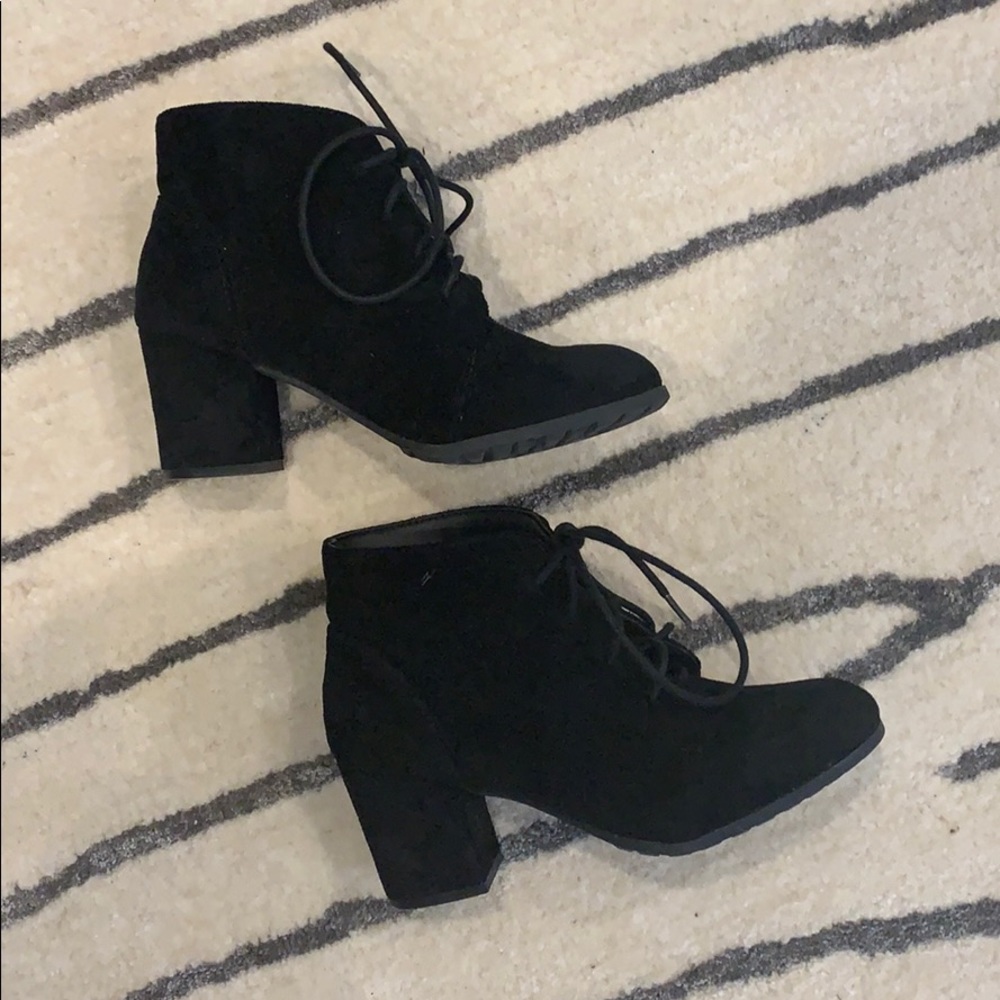 ADORABLE STEVE MADDEN black lace up booties